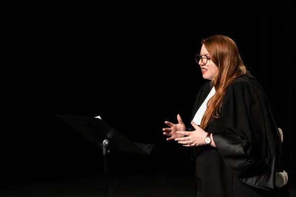 Maître Ambre du Rosel de Saint Germain en plaidoirie